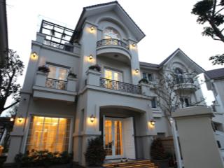 Chủ cần bán gấp căn biệt thự hoa sữa vinhomes long biên. dt280m2, 3.5 tầng. giá tl. full nội thât