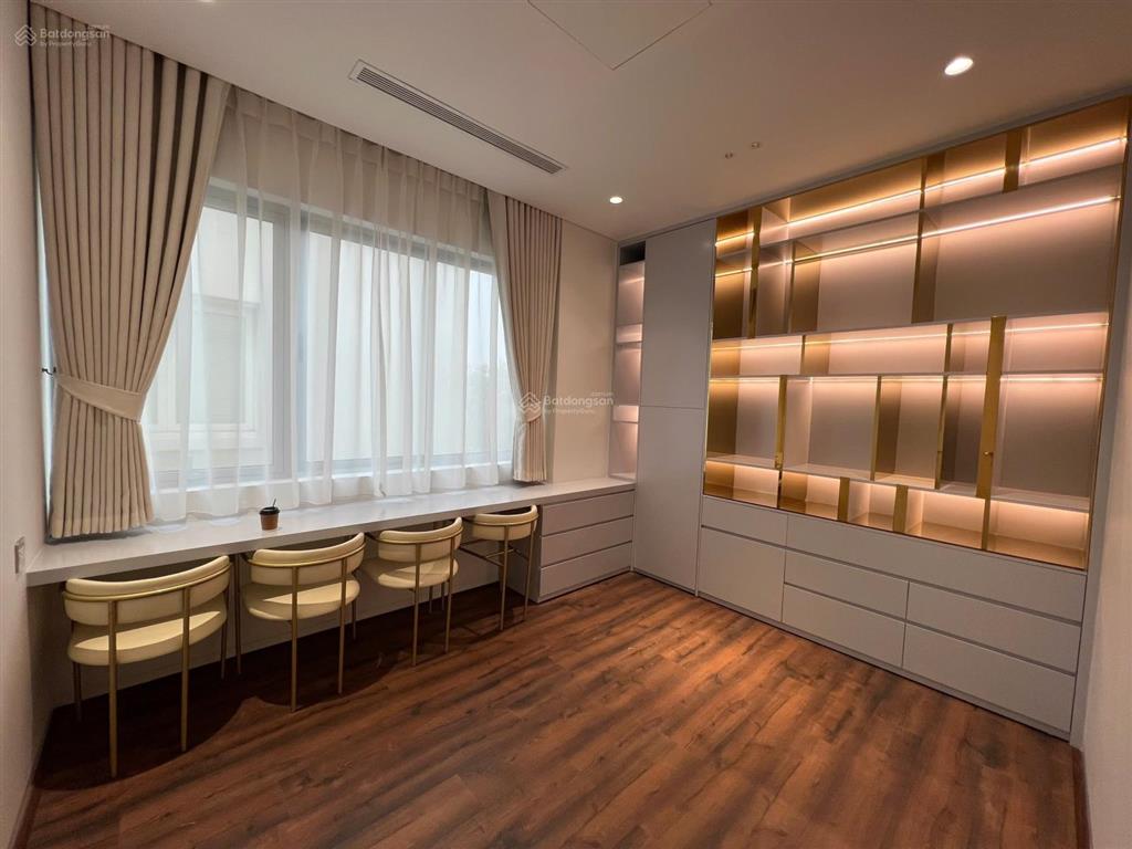 Chủ cần bán gấp căn biệt thự hoa sữa vinhomes long biên. dt280m2, 3.5 tầng. giá tl. full nội thât