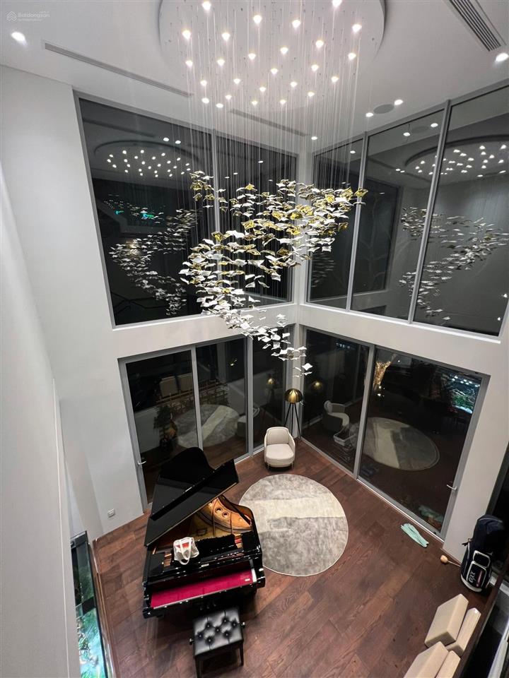 Chủ cần bán gấp căn biệt thự hoa sữa vinhomes long biên. dt280m2, 3.5 tầng. giá tl. full nội thât