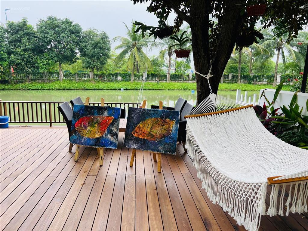 Chủ cần bán gấp căn biệt thự hoa sữa vinhomes long biên. dt280m2, 3.5 tầng. giá tl. full nội thât