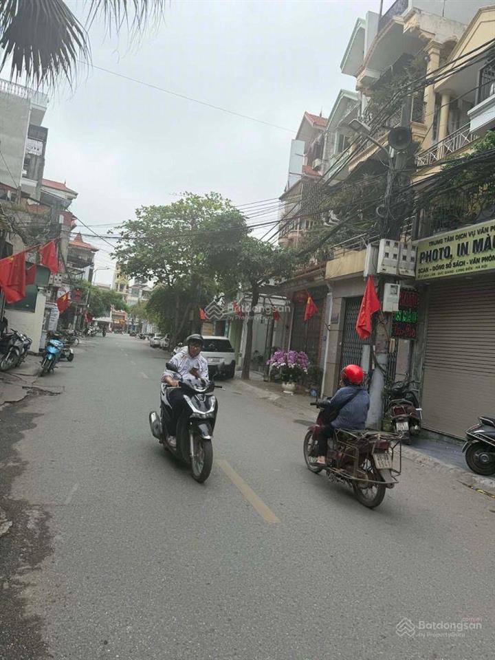 Bán nhà mặt phố hoa lâm  kinh doanh vỉa hè  hai mặt tiền ( chia 2 lô được). 100m2, mt4m.