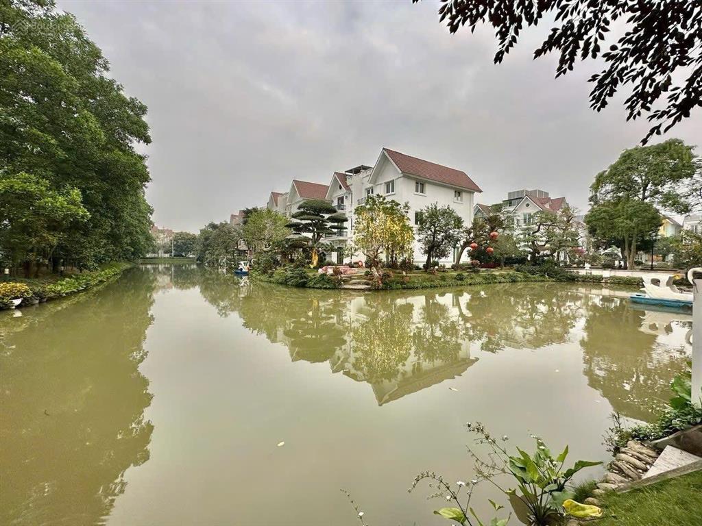 Chính chủ nhờ bán biệt thự vinhos long biên khu hoa phượng view sông full nội thất. dt245m2.