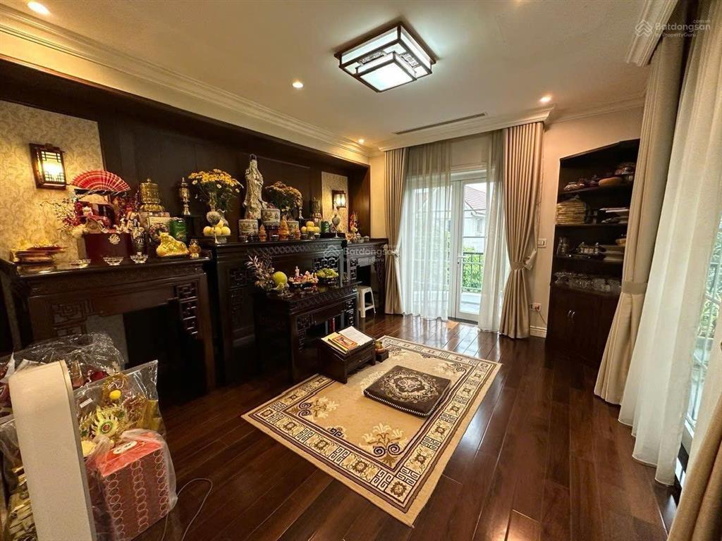 Chính chủ nhờ bán biệt thự vinhos long biên khu hoa phượng view sông full nội thất. dt245m2.