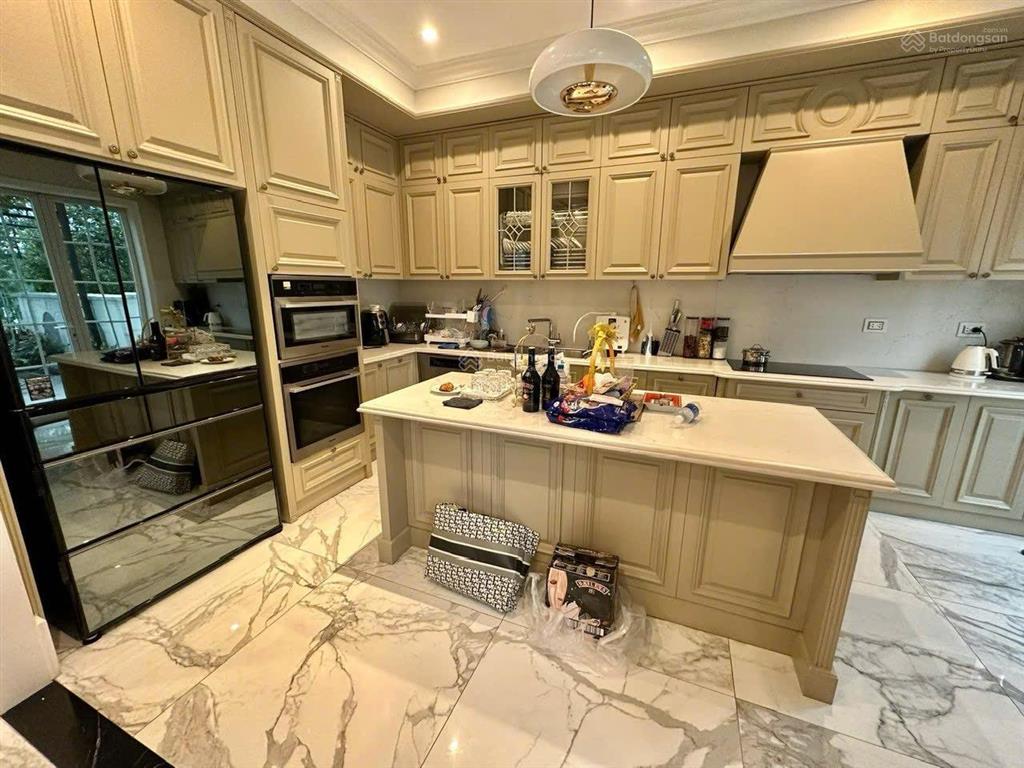 Chính chủ nhờ bán biệt thự vinhos long biên khu hoa phượng view sông full nội thất. dt245m2.