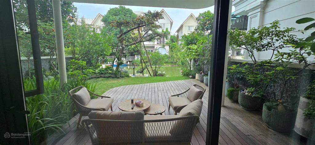 Bán biệt thự vinhomes long biên khu hoa lan view sông siêu đẹp  dt241m2, 4 tầng,giá120 tỷ tl