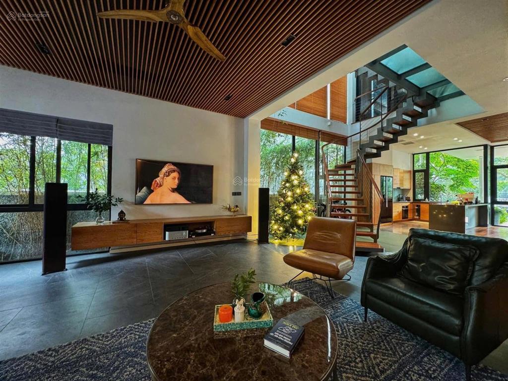 Bán biệt thự vinhomes long biên khu hoa lan view sông siêu đẹp  dt241m2, 4 tầng,giá120 tỷ tl