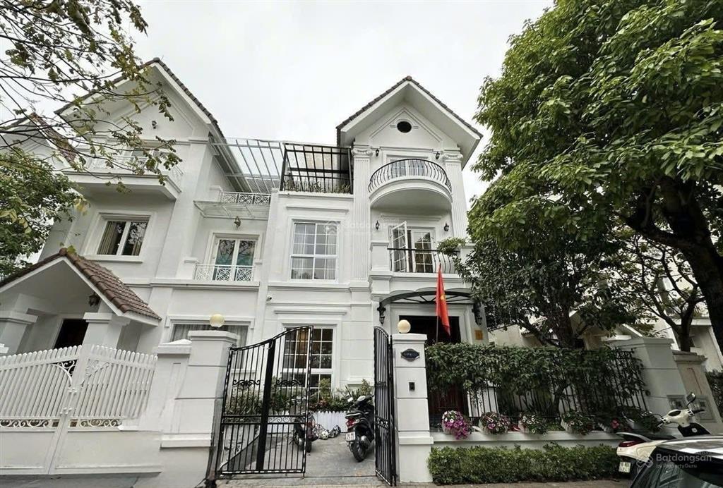 Bán biệt thư vinhomes long biên view sông  full nội thất thang máy. dt280m2. giá chào130 tỷ tl