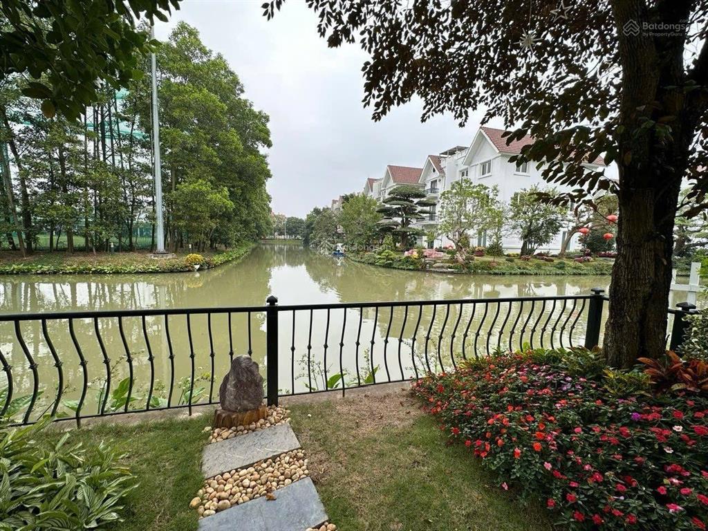 Bán biệt thư vinhomes long biên view sông  full nội thất thang máy. dt280m2. giá chào130 tỷ tl