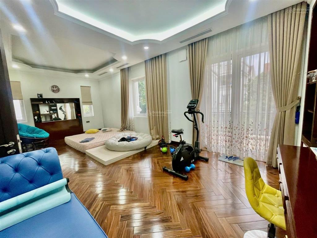 Bán bt hoa sữa view vườn hoa  phía sau view sông thang máy. dt210m2,4 tầng. giá thương lượng
