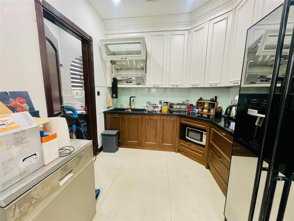 Bán bt hoa sữa view vườn hoa  phía sau view sông thang máy. dt210m2,4 tầng. giá thương lượng