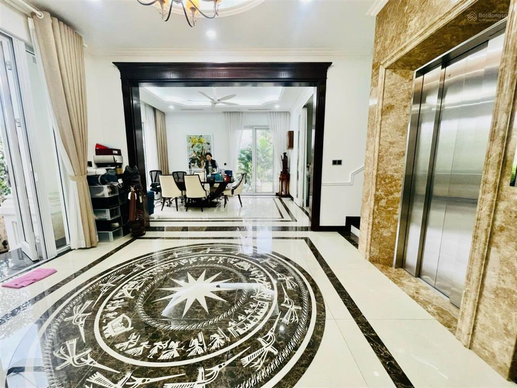 Bán bt hoa sữa view vườn hoa  phía sau view sông thang máy. dt210m2,4 tầng. giá thương lượng