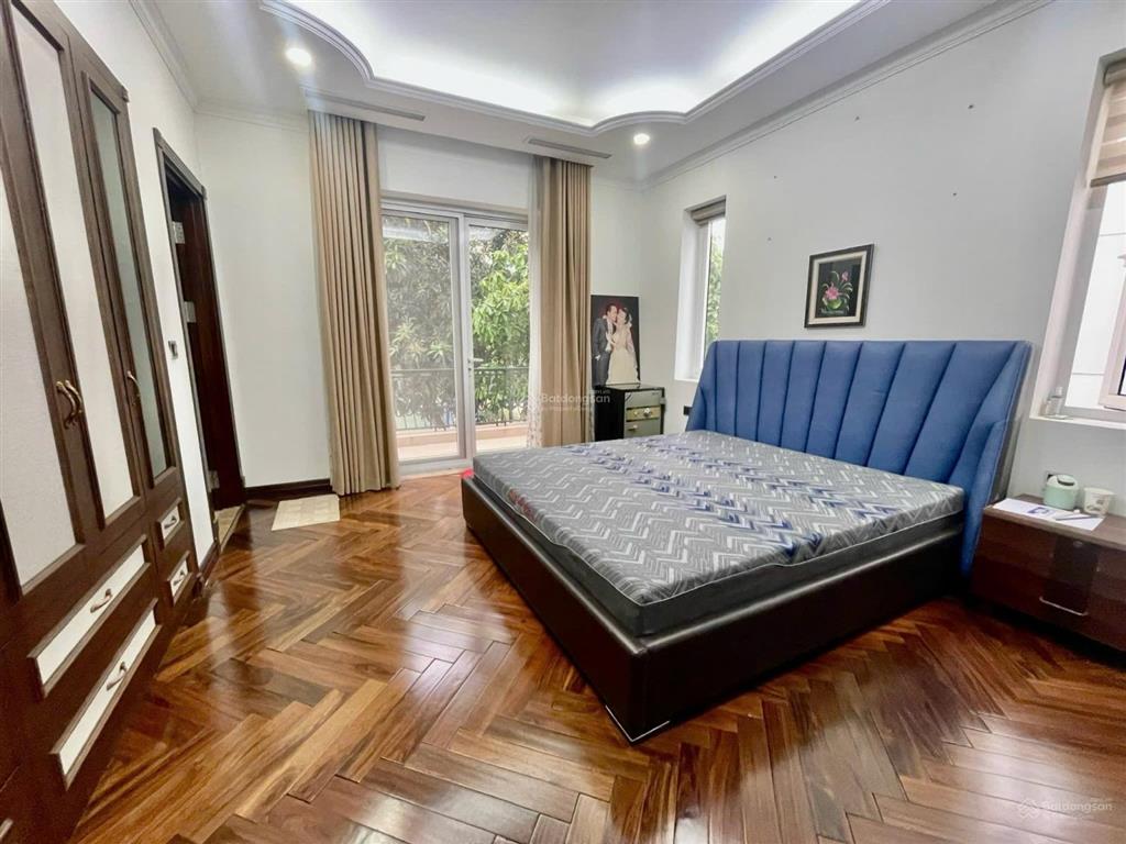 Bán bt hoa sữa view vườn hoa  phía sau view sông thang máy. dt210m2,4 tầng. giá thương lượng
