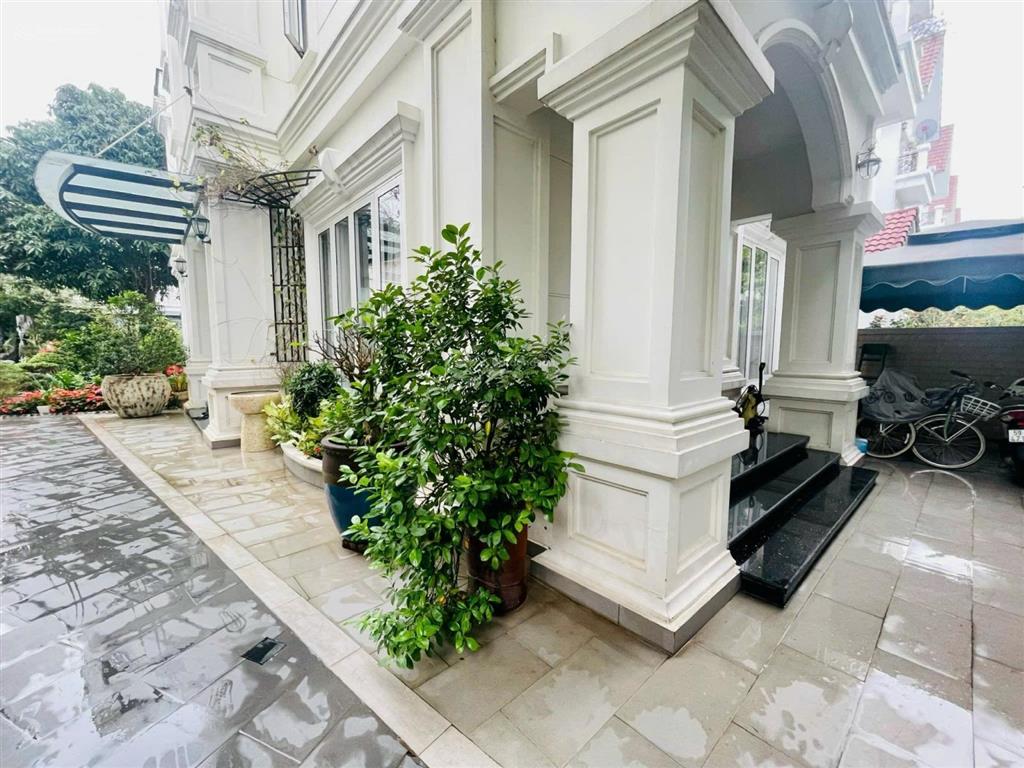 Bán bt hoa sữa view vườn hoa  phía sau view sông thang máy. dt210m2,4 tầng. giá thương lượng