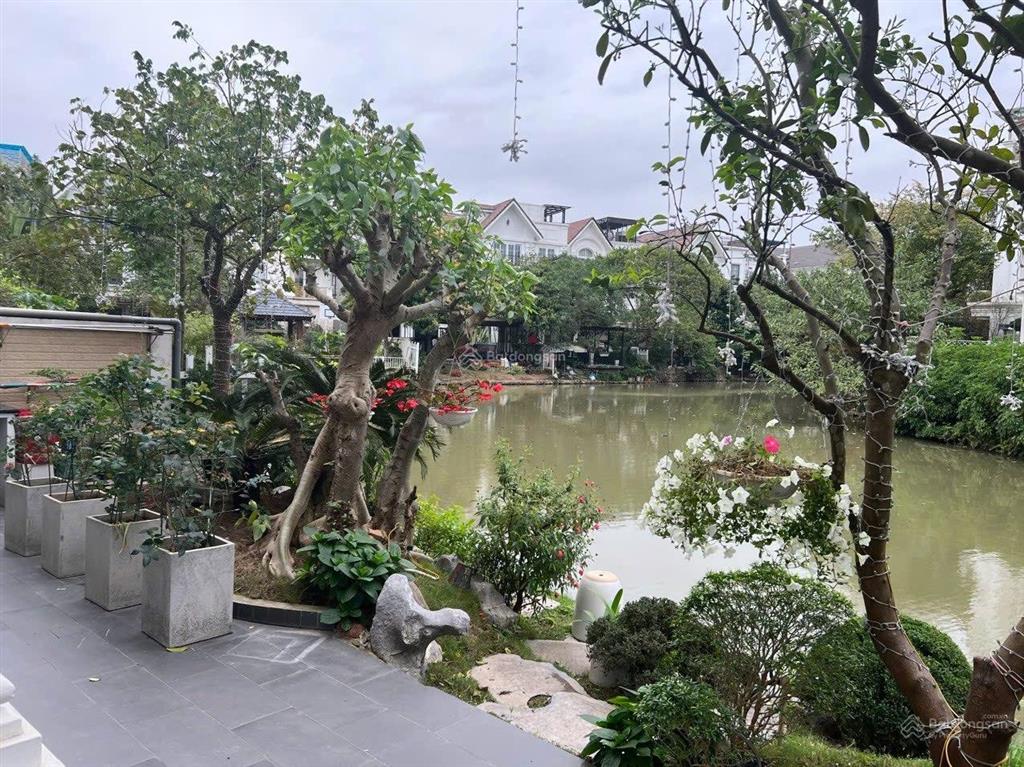 Bán bt hoa sữa view vườn hoa  phía sau view sông thang máy. dt210m2,4 tầng. giá thương lượng