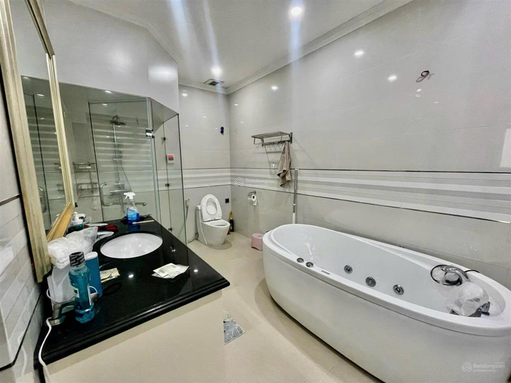 Bán bt hoa sữa view vườn hoa  phía sau view sông thang máy. dt210m2,4 tầng. giá thương lượng