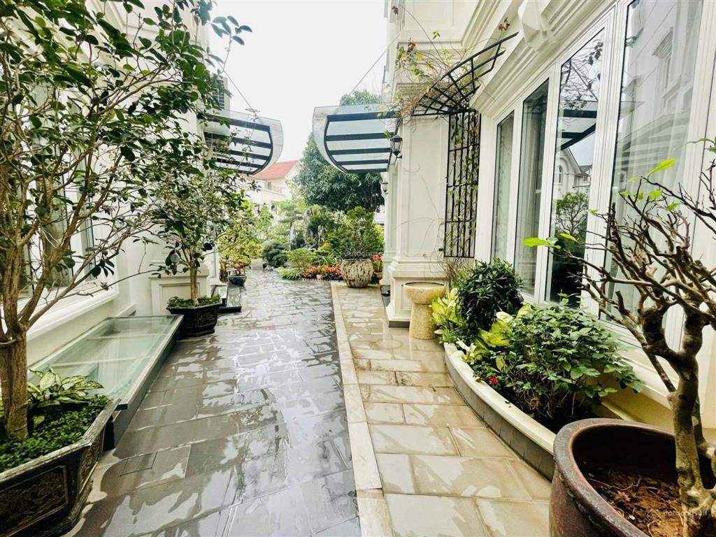 Bán bt hoa sữa view vườn hoa  phía sau view sông thang máy. dt210m2,4 tầng. giá thương lượng