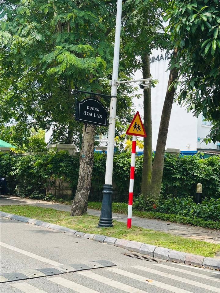 Bán biệt thự khu hoa lan  mt15m  view sông đẹp  full nội thất.390m2, 3 tầng nổi và 1 tầng hầm