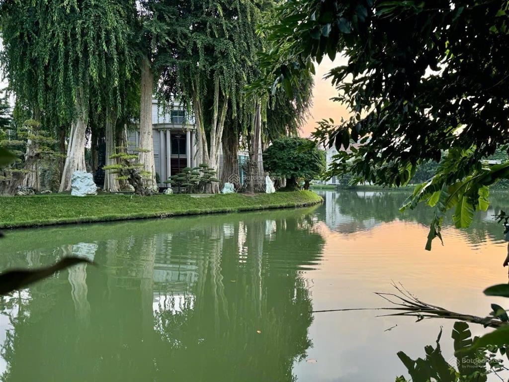 Bán biệt thự đơn lập khu hoa lan  căn góc  vinhomes long biên. dt 270m², mt 12m