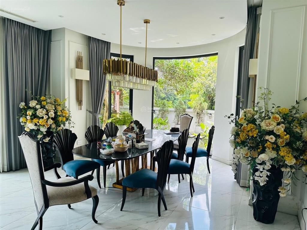 Bán biệt thự đơn lập khu hoa lan  căn góc  vinhomes long biên. dt 270m², mt 12m