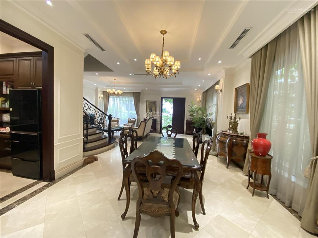 Bán biệt thự khu anh đào  vinhomes long biên  full nội thất. dt 260m, mt 9m. giá thỏa thuận.