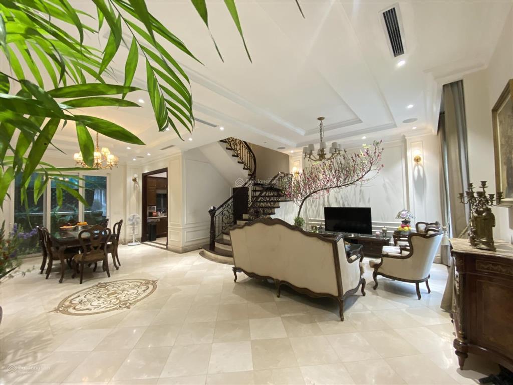 Bán biệt thự khu anh đào  vinhomes long biên  full nội thất. dt 260m, mt 9m. giá thỏa thuận.