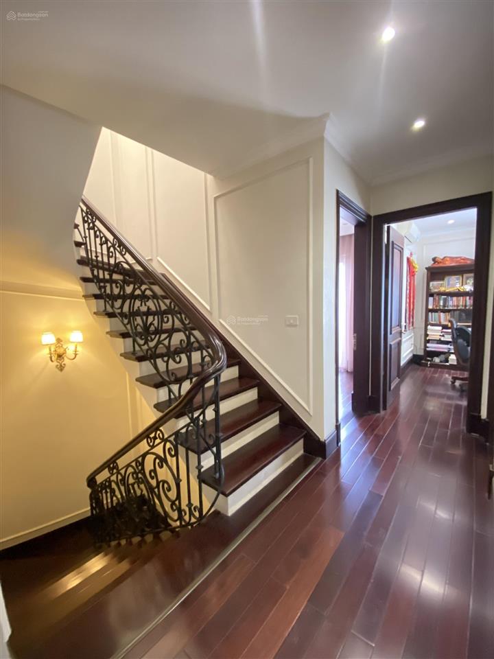 Bán biệt thự khu anh đào  vinhomes long biên  full nội thất. dt 260m, mt 9m. giá thỏa thuận.