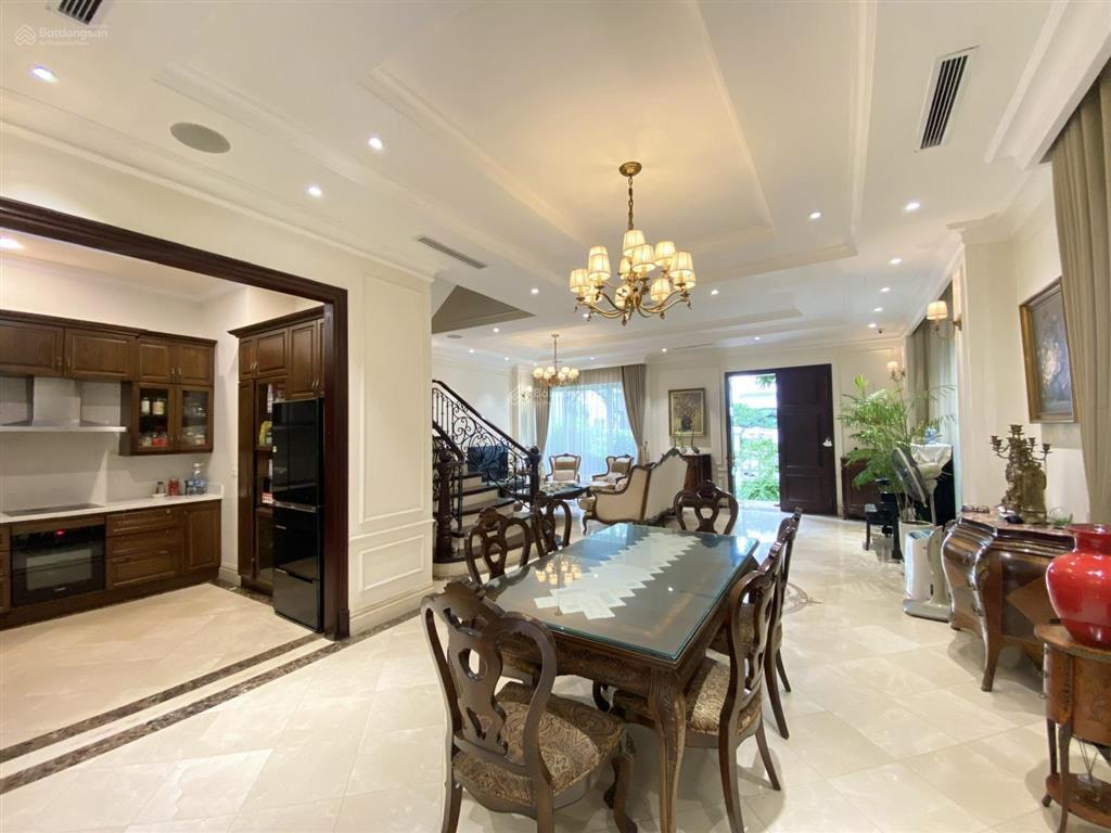 Bán biệt thự khu anh đào  vinhomes long biên  full nội thất. dt 260m, mt 9m. giá thỏa thuận.