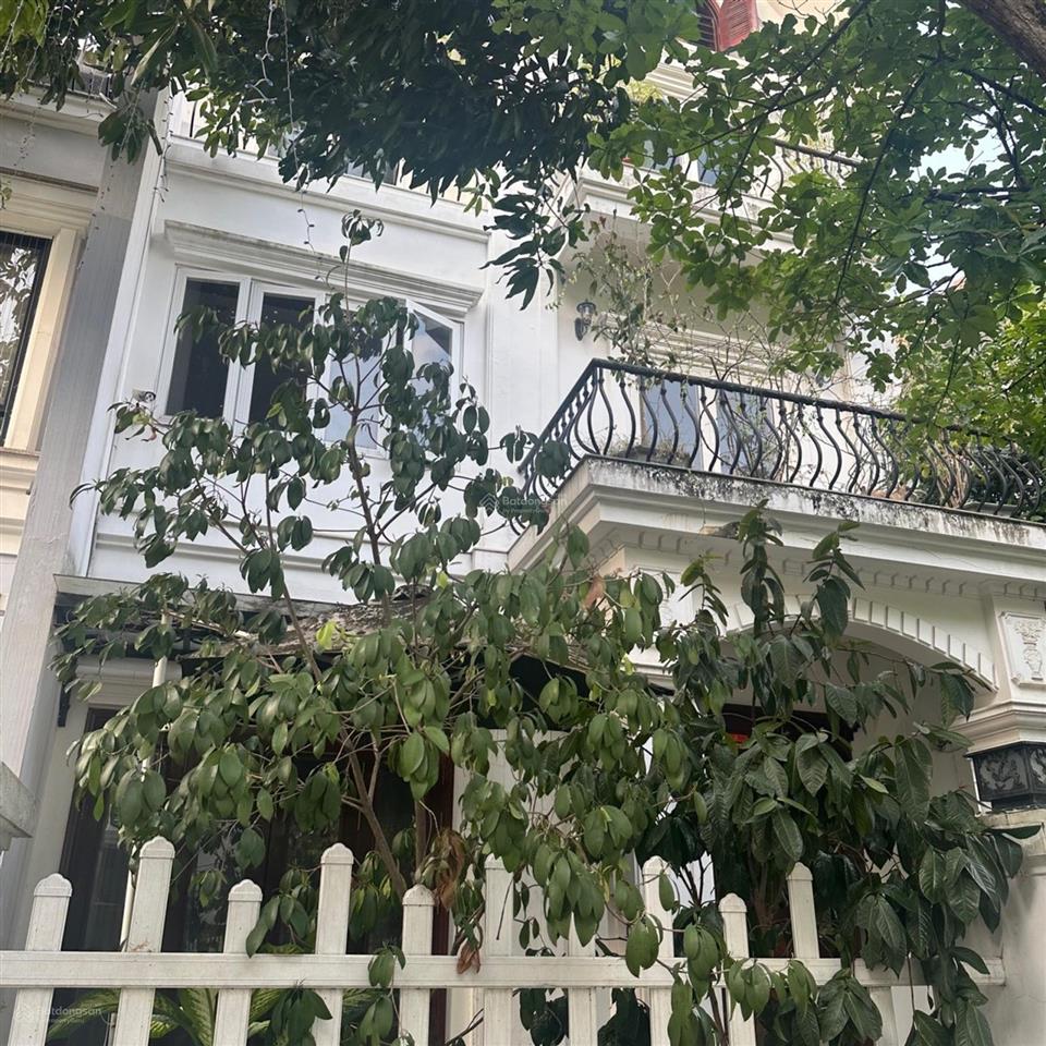 Bán biệt thự khu anh đào  vinhomes long biên  full nội thất. dt 260m, mt 9m. giá thỏa thuận.