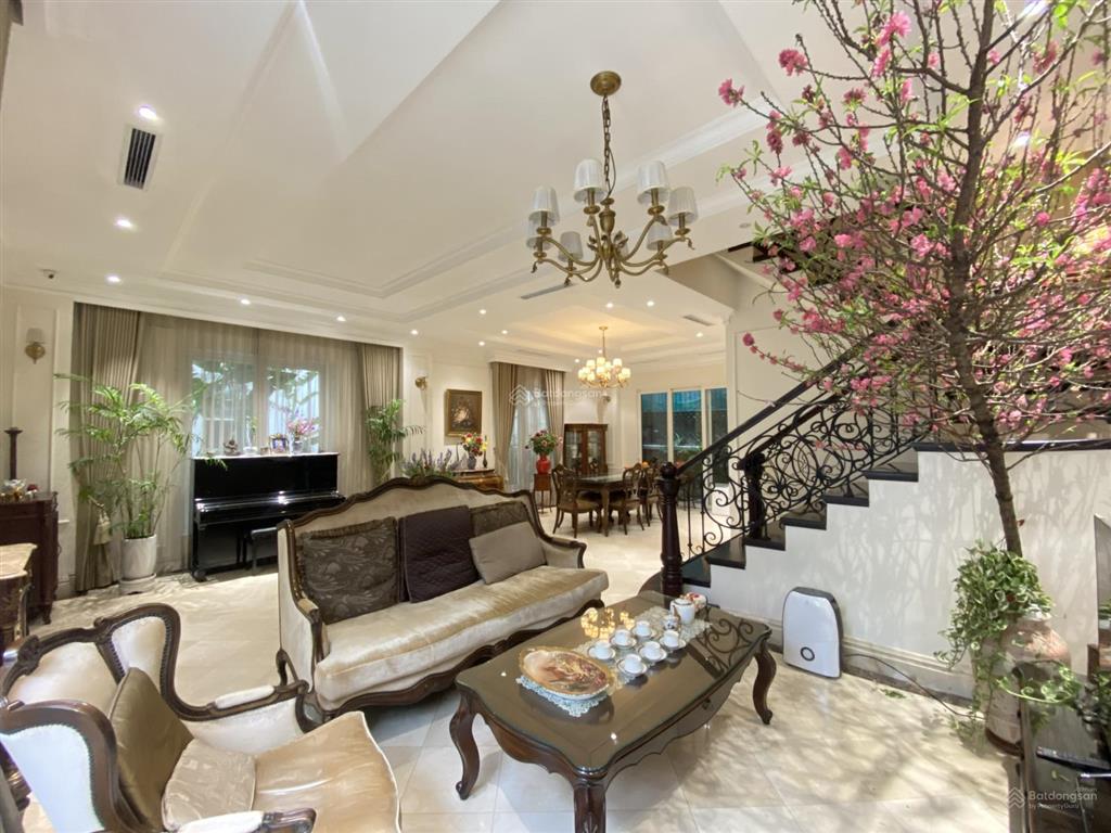 Bán biệt thự khu anh đào  vinhomes long biên  full nội thất. dt 260m, mt 9m. giá thỏa thuận.