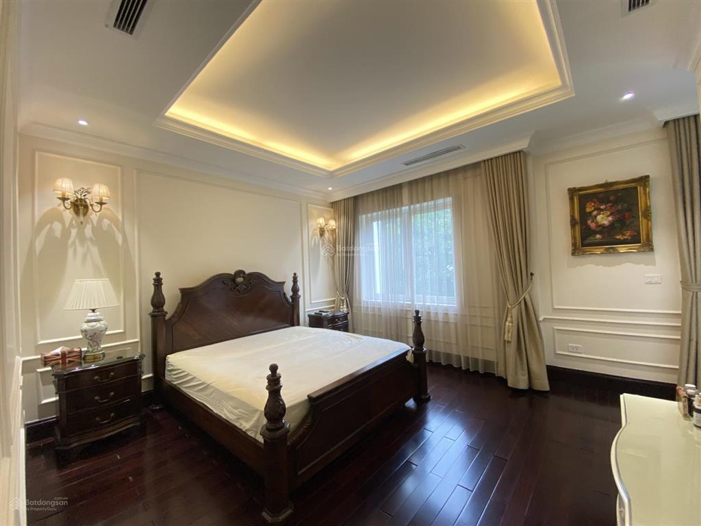 Bán biệt thự khu anh đào  vinhomes long biên  full nội thất. dt 260m, mt 9m. giá thỏa thuận.