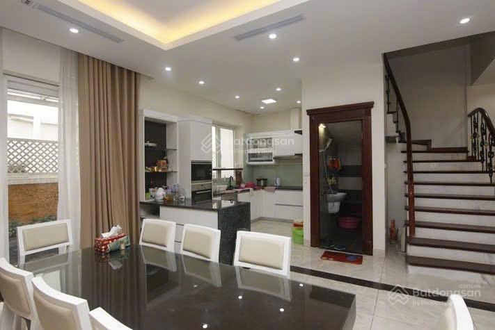 Cần cho thuê căn biệt thự khu anh đào  vinhomes long biên. dt 160m², mt 9m, full nội thất.