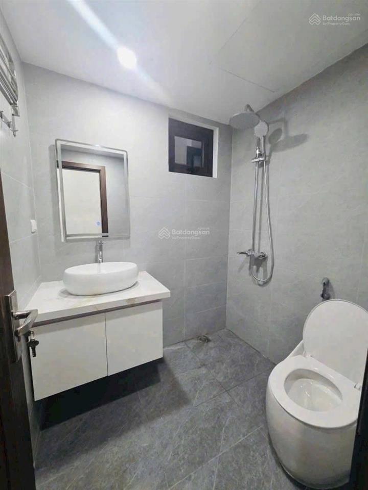 Tôi cần bán nhà phố tôn đức thắng  28m2, 3 tầng, mt3.3m. cách oto 10m  gần oto tránh. giá6.6