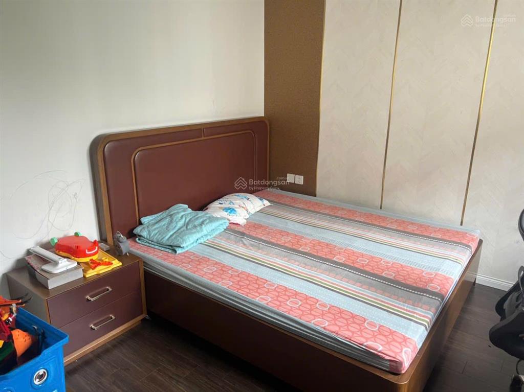 Tôi cần bán nhà phố tôn đức thắng  28m2, 3 tầng, mt3.3m. cách oto 10m  gần oto tránh. giá6.6