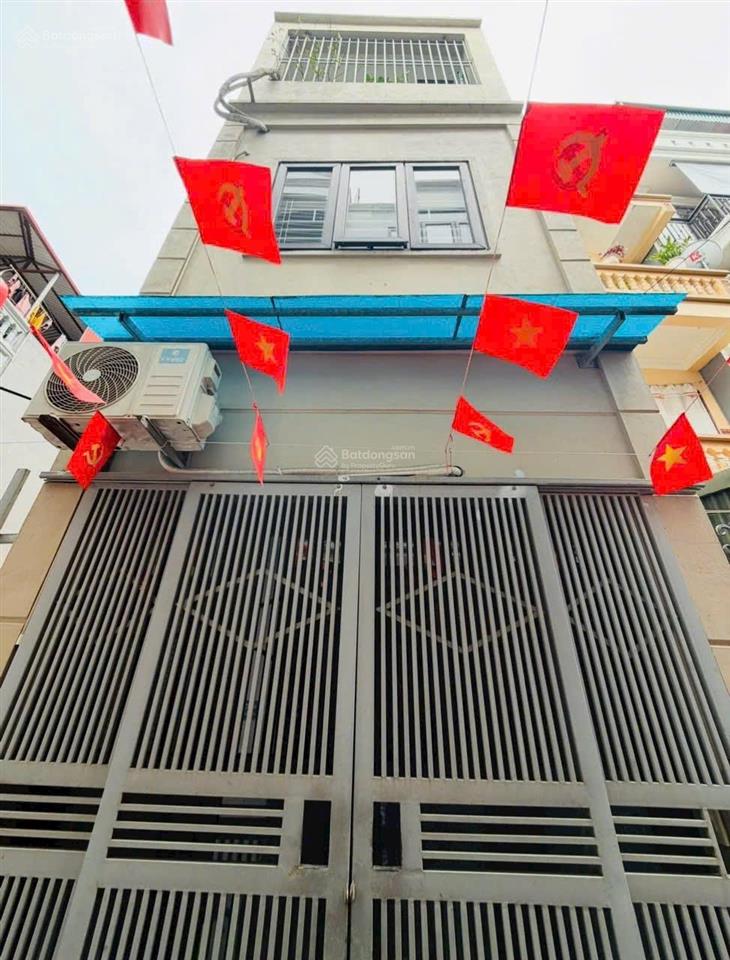 Tôi cần bán nhà phố tôn đức thắng  28m2, 3 tầng, mt3.3m. cách oto 10m  gần oto tránh. giá6.6