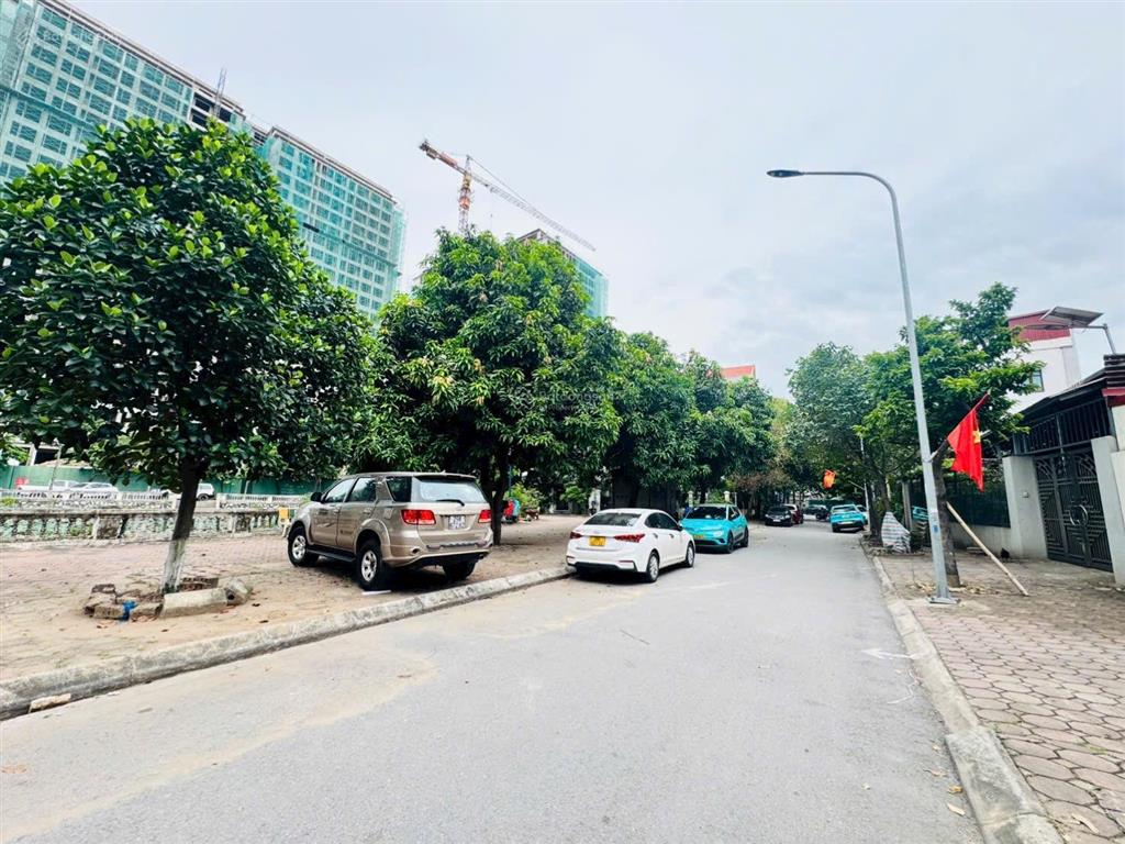 Bán gấp nhà c4  vỉa hè  oto tránh  kinh doanh  view hồ thoáng  3 mặt thoáng. dt 60m2, 4m
