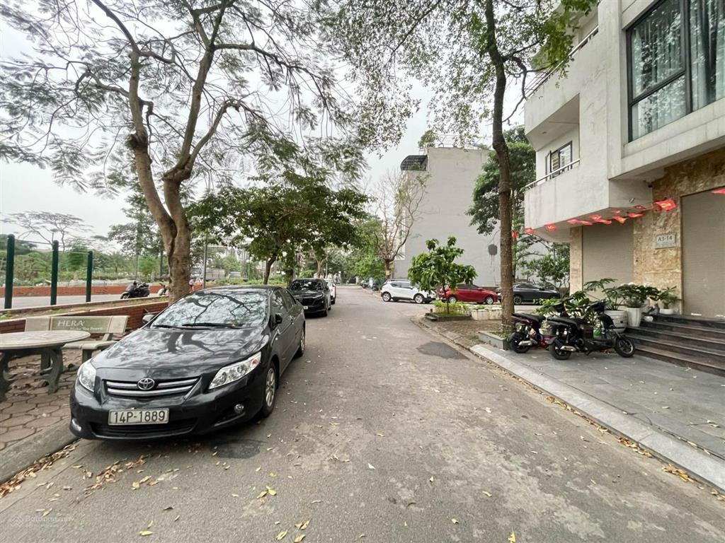 Bán gấp nhà c4  vỉa hè  oto tránh  kinh doanh  view hồ thoáng  3 mặt thoáng. dt 60m2, 4m
