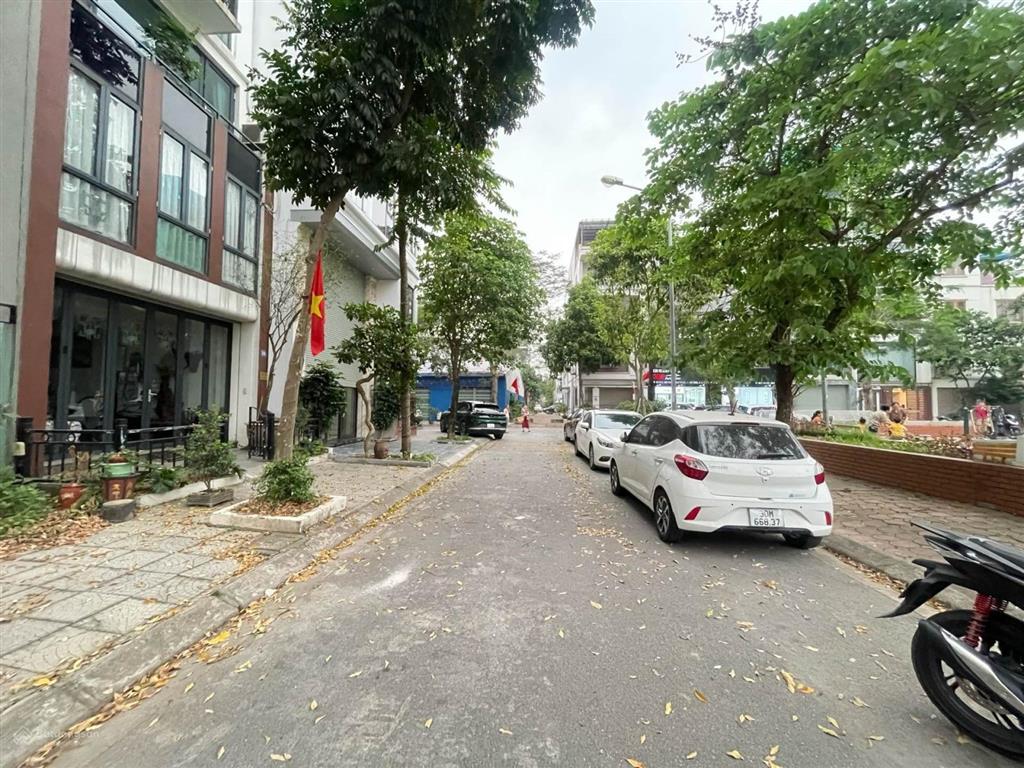 Bán gấp nhà c4  vỉa hè  oto tránh  kinh doanh  view hồ thoáng  3 mặt thoáng. dt 60m2, 4m