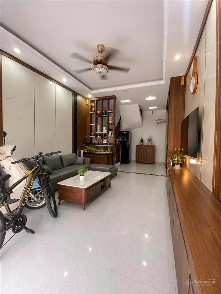 Bán nhà việt hưng  oto 5 chỗ đỗ cửa  cách oto 7 chỗ 10m  dt 35m2, 5 tầng, 3 ngủ, full nội thất.
