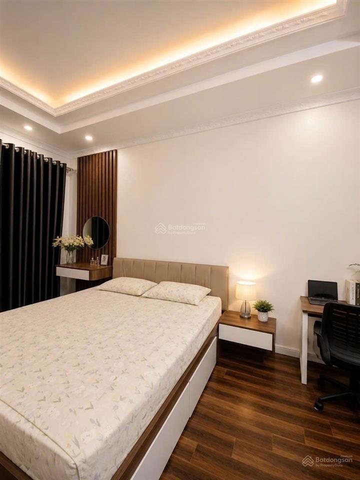 Bán nhà việt hưng  oto 5 chỗ đỗ cửa  cách oto 7 chỗ 10m  dt 35m2, 5 tầng, 3 ngủ, full nội thất.