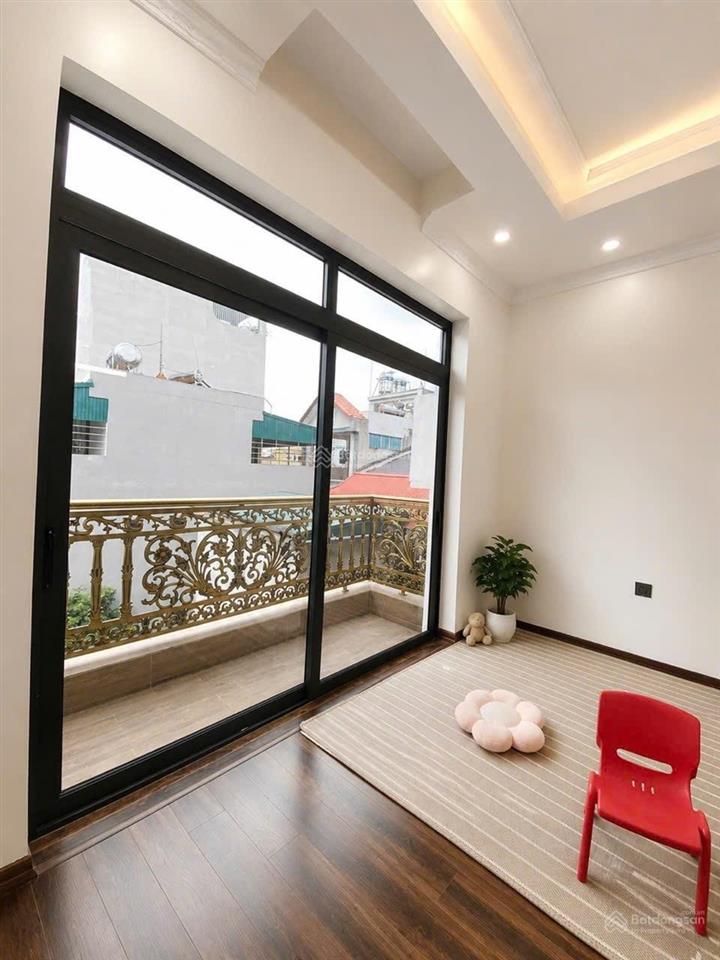 Bán nhà việt hưng  oto 5 chỗ đỗ cửa  cách oto 7 chỗ 10m  dt 35m2, 5 tầng, 3 ngủ, full nội thất.