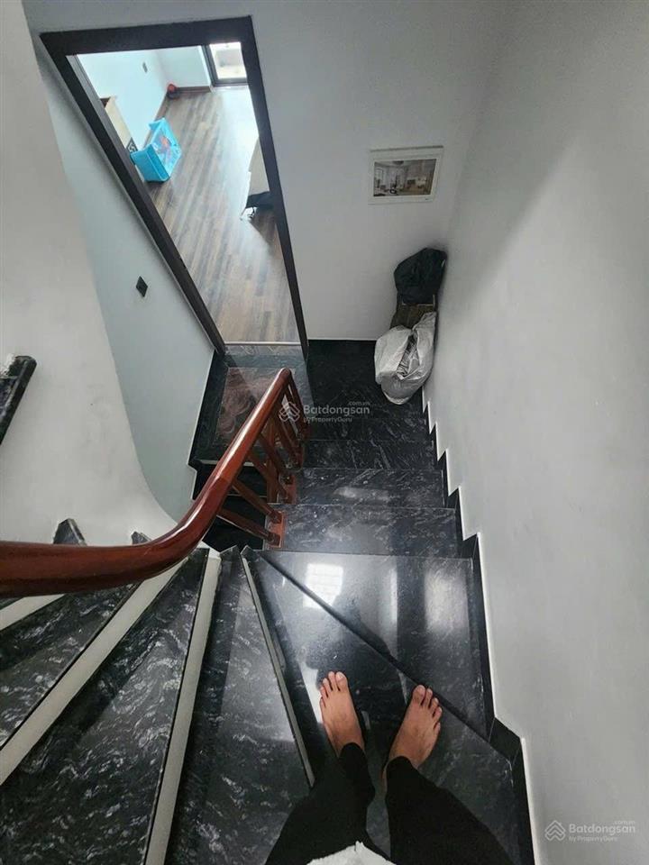 Bán nhà việt hưng  oto 5 chỗ đỗ cửa  cách oto 7 chỗ 10m  dt 35m2, 5 tầng, 3 ngủ, full nội thất.