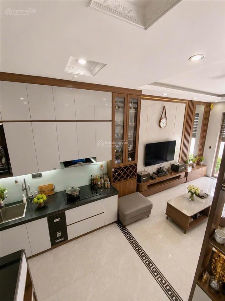 Bán nhà việt hưng  oto 5 chỗ đỗ cửa  cách oto 7 chỗ 10m  dt 35m2, 5 tầng, 3 ngủ, full nội thất.