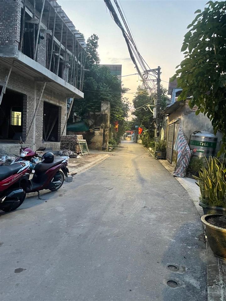 Bán nhà c4 đa tốn  ngõ oto 16 chỗ vào  cách oto tránh 10m  dt 366m2, mt 12.8m. giá 21 tỷ tl