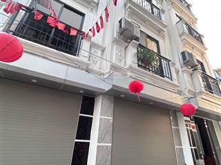 Bán nhà phúc lợi  oto đỗ gần  full nội thất. dt 33m2, 5 tầng, mt 3.5m. giá 5.8 tỷ có tl