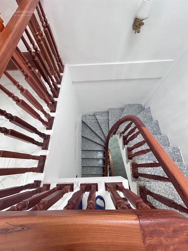 Bán nhà phúc lợi  oto đỗ gần  full nội thất. dt 33m2, 5 tầng, mt 3.5m. giá 5.8 tỷ có tl