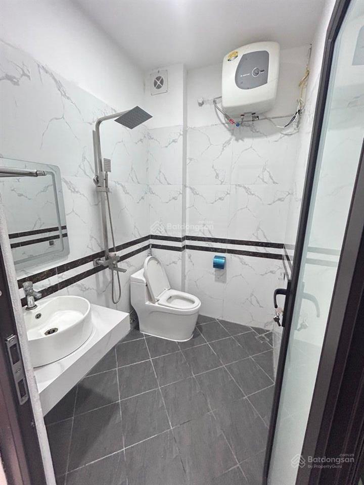 Bán nhà phúc lợi  oto đỗ gần  full nội thất. dt 33m2, 5 tầng, mt 3.5m. giá 5.8 tỷ có tl