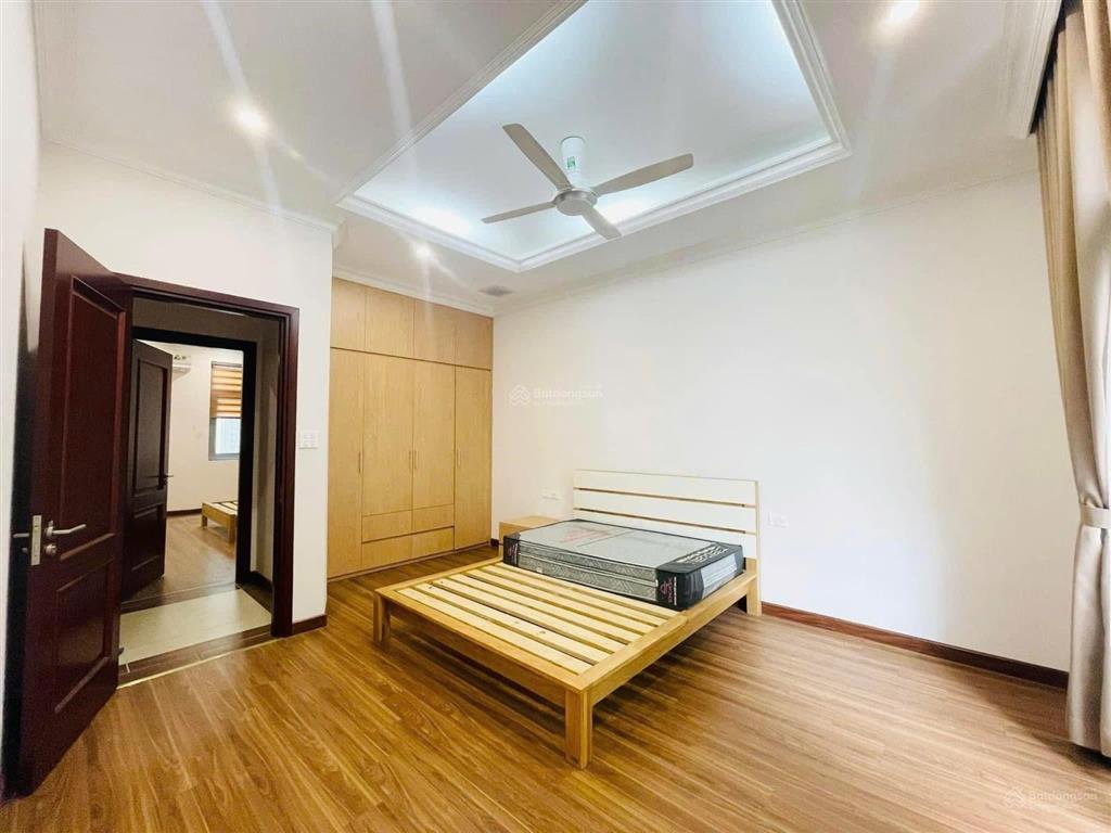 Cho thuê căn biệt thự khu nguyệt quế vinhomes long biên  thang máy  full nội thất. 96m2, 4 ngủ.