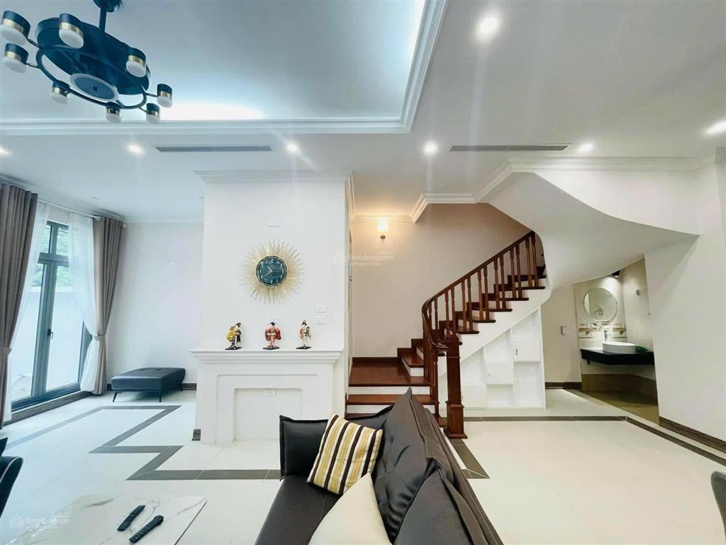 Cho thuê căn biệt thự khu nguyệt quế vinhomes long biên  thang máy  full nội thất. 96m2, 4 ngủ.