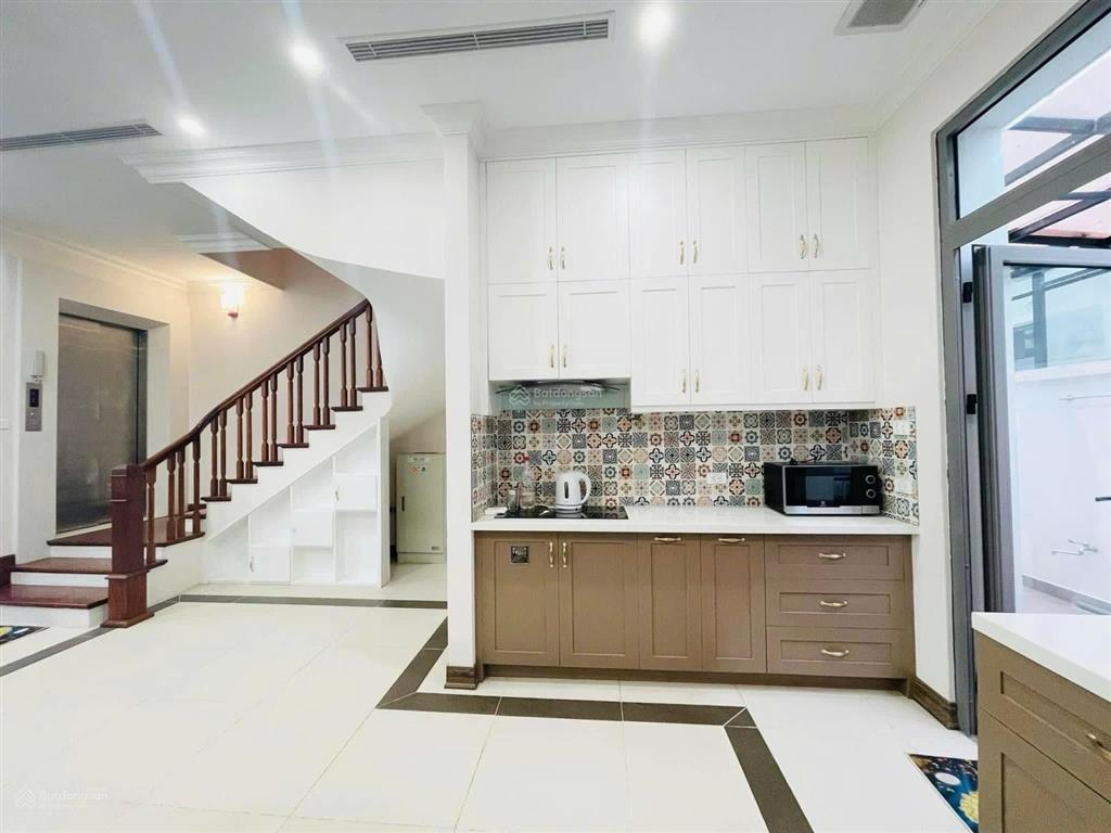 Cho thuê căn biệt thự khu nguyệt quế vinhomes long biên  thang máy  full nội thất. 96m2, 4 ngủ.