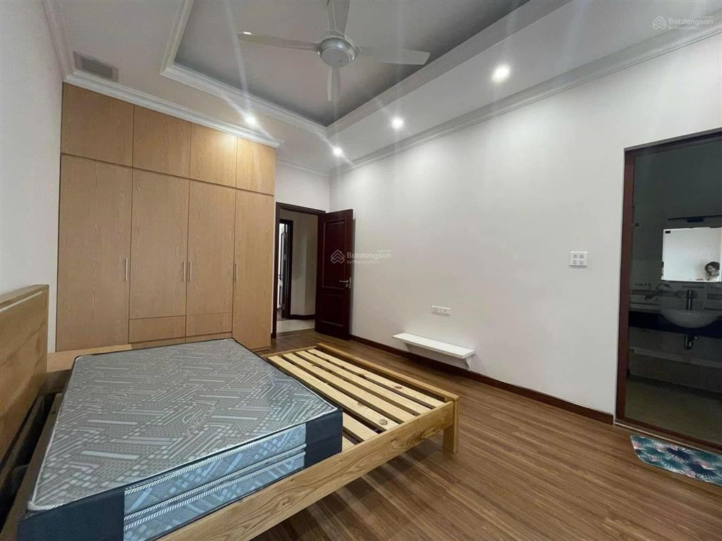 Cho thuê căn biệt thự khu nguyệt quế vinhomes long biên  thang máy  full nội thất. 96m2, 4 ngủ.